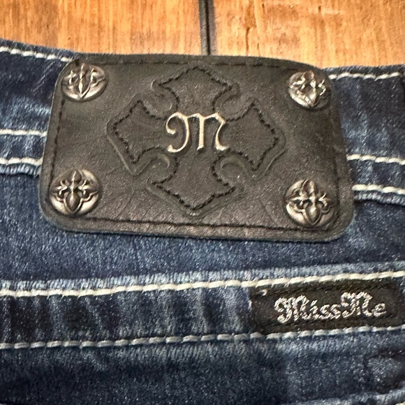 Miss Me Boyfriend Capri-Style Jeans - Picture 3 of 9